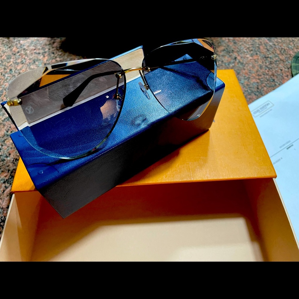 LV women’s sunglasses.